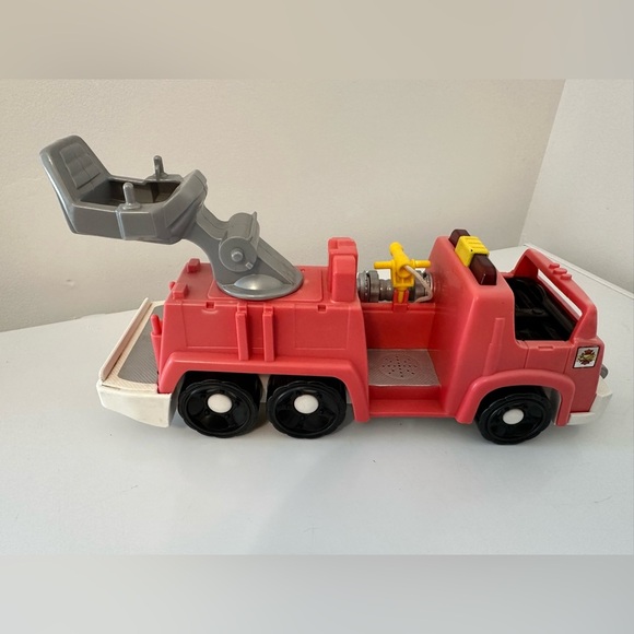 Fisher-Price 2007 L3940 Fire Truck Little People With Sounds VTG - Picture 4 of 7